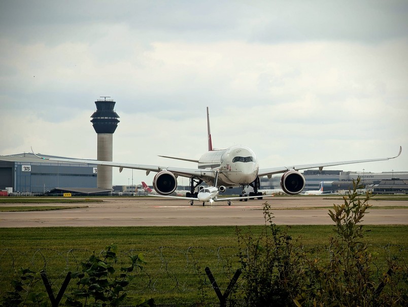 The hilarious moment, captured by Chaz Draycott, at Manchester Airport where a Virgin Atlantic Airbus A350-1000 followed behind a Cessna