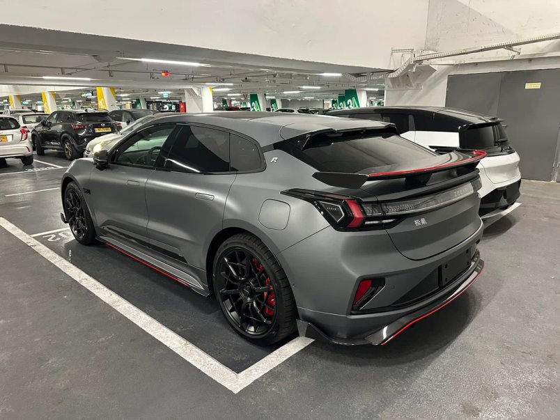 This Zeekr 001 FR with 1264 bhp was spotted at a mall. Crazy that it does 0–200 km/h in just 6 seconds and 0-60 mph in about 2 seconds.