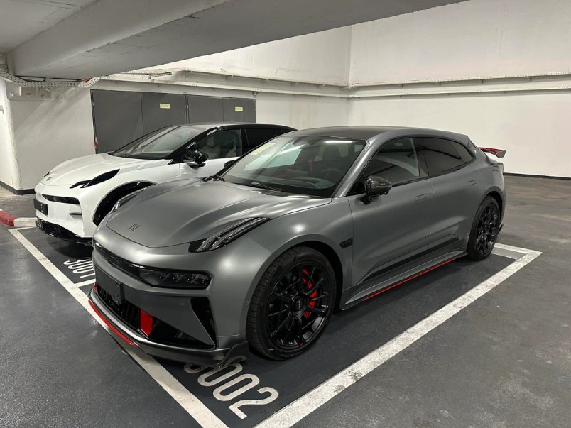 This Zeekr 001 FR with 1264 bhp was spotted at a mall. Crazy that it does 0–200 km/h in just 6 seconds and 0-60 mph in about 2 seconds.