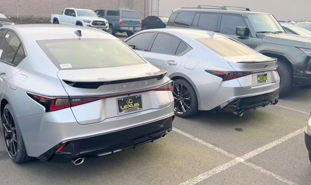 Lexus have facelifted the 2026 Lexus IS saloon/sedan. Here is a side-by-side comparison with the pre-facelift version.