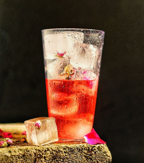 Rose season is here! I'm a huge fan of rose-flavored drinks, so this one is for all of you! If you enjoy rose-flavored drinks, you're going